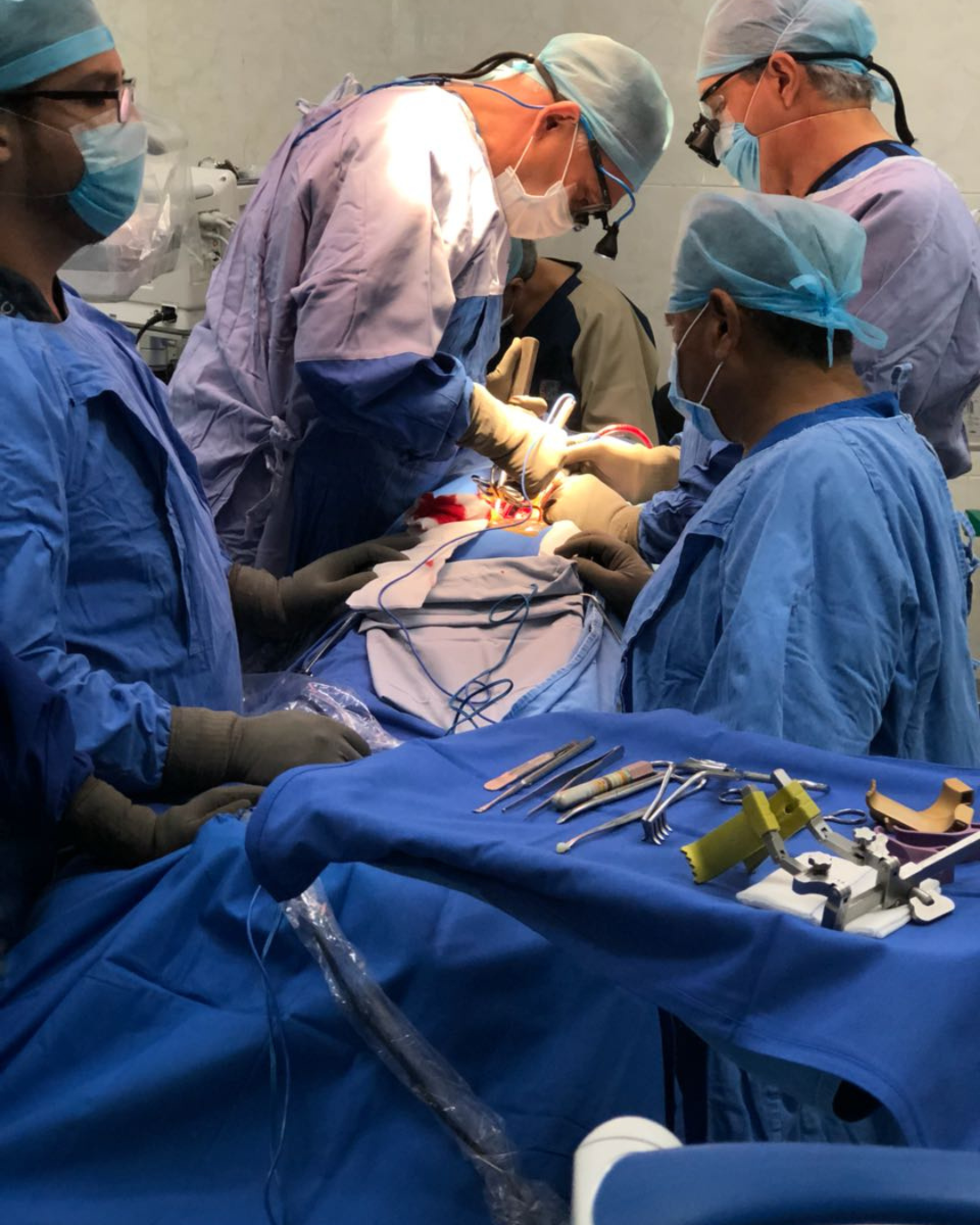 Cirugía de columna mínimamente invasiva costo